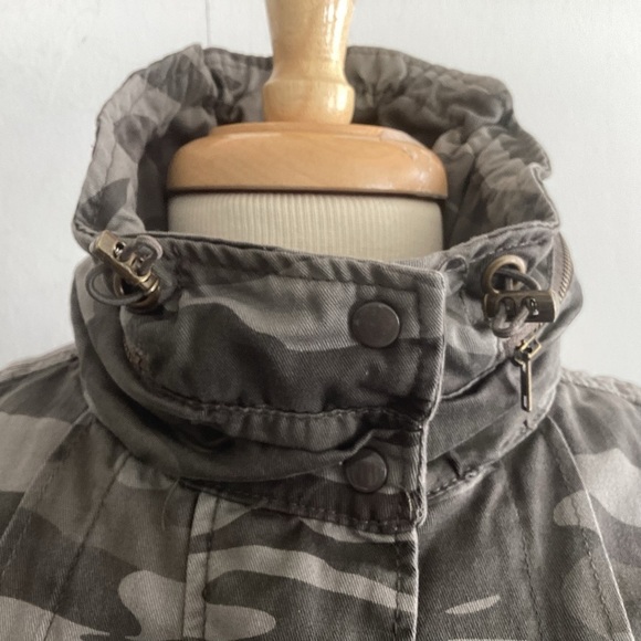 Jolt Long Sleeve Camouflage Hooded Drawstring Hem Front Zip Up Utility Jacket M - Picture 10 of 16
